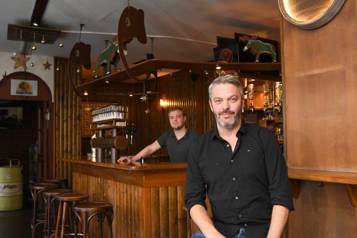 Bremerhaven: Generationswechsel hinterm Tresen im Rüssel Wirt Mike Heilmann (vorn) hat etliche Jahre erfolgreich die Gaststätte Rüssel betrieben. Doch jetzt hat er seine letzte Schicht in der Sportsbar in der Alten Bürger. Teilhaber Robin Lee Mibert übernimmt zum Jahreswechsel allein den Betrieb.