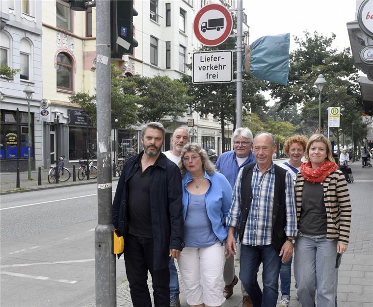 Wirte und Anwohner hatten gegen die Aufhebung der Geschwindigkeitsbegrenzung protestiert. Jetzt müssen die blauen Säcke von den Tempo-30-Schildern wieder entfernt werden. Foto Scheer