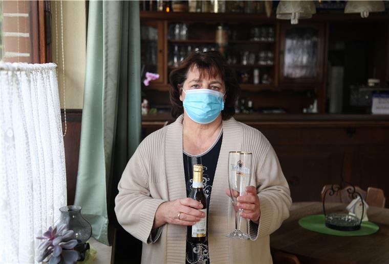 Wirte reagieren unterschiedlich auf Sperrstunde im Landkreis Wirtin Rita Gerken sieht die Sperrstunde eher gelassen. Andere Gastronomen kritisieren die Regelung hingegen scharf.