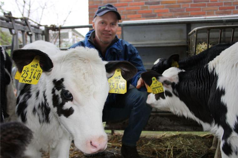 Bio-Bauer: Gesündere Milchkühe und ein entspannter Mensch Wirtschaftet seit 2014 nach den Richtlinien von Bioland: Landwirt Harm von Hollen aus Offenwarden.