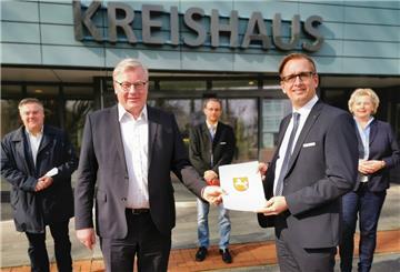 Wirtschaftsminister Dr. Bernd Althusmann (vorne, links) überreichte Landrat Stephan Siefken am Mittwoch die Zuwendungsbescheide des Landes für den Breitbandausbau. Mit dabei waren auch (hinten, von links): Dragos Pancescu (Grünen-Bundestagsabgeordneter), Matthias Sturm (Breitbandbeauftragter des Landkreises) und Karin Logemann (SPD-Landtagsabgeordnete).