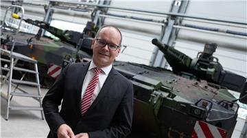 Wirtschaftsminister Grant Hendrik Tonne (SPD) besichtigt bei seiner Sommerreise die Schützenpanzer-Produktion in Unterlüß.