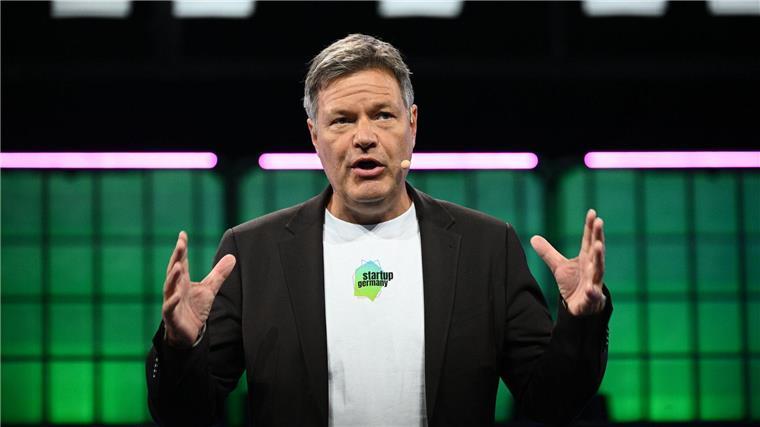 Wirtschaftsminister Habeck will Gründerinnen besser fördern Wirtschaftsminister Habeck hält auf dem „Web Summit“ eine Rede.