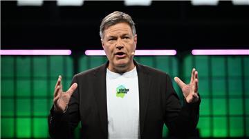 Wirtschaftsminister Habeck hält auf dem „Web Summit“ eine Rede.