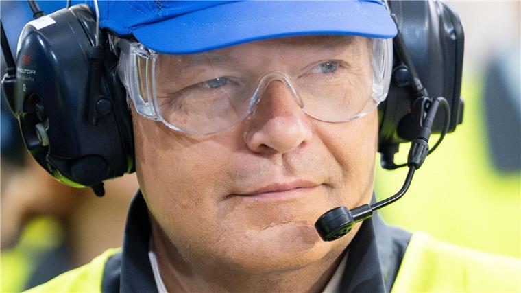 Habeck: Strompreise für Industrie müssen weiter runter Wirtschaftsminister Habeck will erreichen, dass die Strompreise für die Industrie weiter sinken.