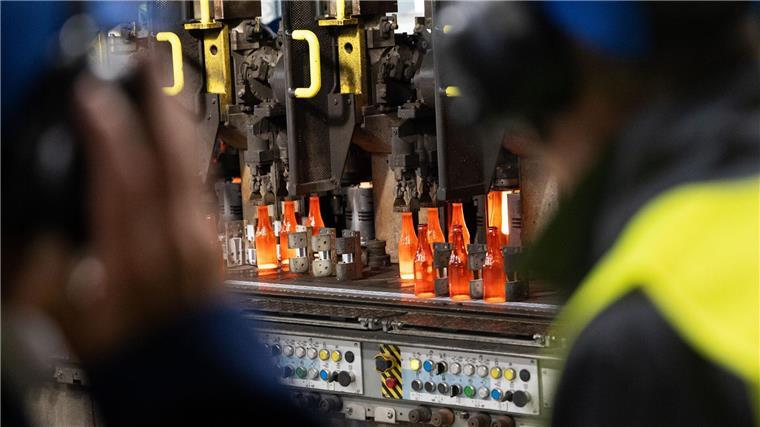 Habeck: Strompreise für Industrie müssen weiter runter Wirtschaftsminister Habeck will erreichen, dass die Strompreise für die Industrie weiter sinken.