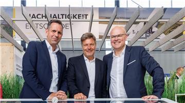 Wirtschaftsminister Olaf Lies, Bundeswirtschaftsminister Robert Habeck und Energiewendeminister Tobias Goldschmidt.