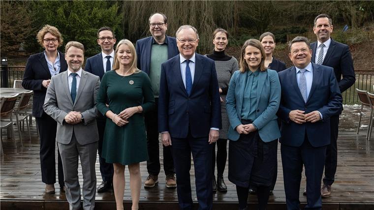 Was Weils Aus für Rot-Grün bedeutet Wirtschaftsminister Olaf Lies, hier hinten rechts, rückt in die erste Reihe vor. (Archivbild)