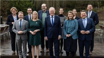 Wirtschaftsminister Olaf Lies, hier hinten rechts, rückt in die erste Reihe vor. (Archivbild)