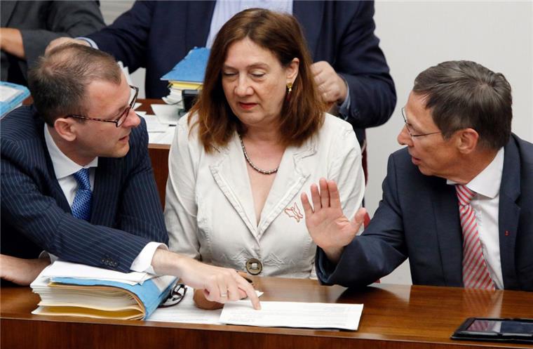 Weitere Schulden: Wirtschaftssenator Martin Günthner (links), Finanzsenatorin Karoline Linnert und Regierungschef Carsten Sieling sind zufrieden. Die rot-grüne Mehrheit in der Bürgerschaft hat den Doppelhaushalt 2016/17 des Landes abgesegnet.