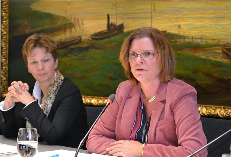 Wirtschaftssenatorin Kristina Vogt (rechts) will kleine Unternehmen mit einem Nothilfeprogramm unterstützen. Foto: Mündelein