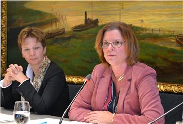 Wirtschaftssenatorin Kristina Vogt (rechts) will kleine Unternehmen mit einem Nothilfeprogramm unterstützen. Foto: Mündelein