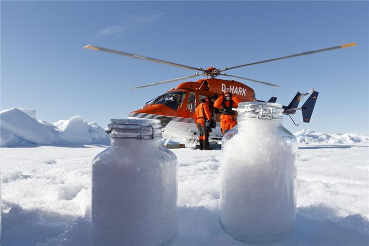 Wissenschaftler des Alfred-Wegener-Instituts nutzen die Bordhelikopter des Forschungseisbrechers "Polarstern", um Schneeproben auf dem Meereis zu nehmen. Selbst in der Arktis enthält der Schnee Mikroplastik.