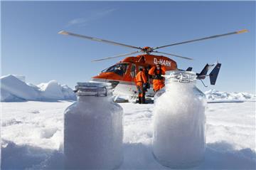 Wissenschaftler des Alfred-Wegener-Instituts nutzen die Bordhelikopter des Forschungseisbrechers "Polarstern", um Schneeproben auf dem Meereis zu nehmen. Selbst in der Arktis enthält der Schnee Mikroplastik.