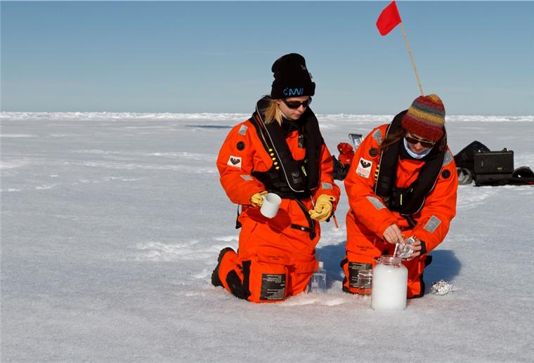 Zu viel Plastik für unsere Meere Wissenschaftler des Alfred-Wegener-Instituts nutzen die Bordhelikopter des Forschungseisbrechers Polarstern, um Schneeproben auf dem Meereis zu nehmen. Selbst in der Arktis enthält der Schnee Mikroplastik.