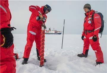 Wissenschaftler untersuchen in Sichtweite des Forschungseisbrechers Polarstern des Bremerhavener Alfred-Wegener-Instituts (AWI) eine Eisscholle