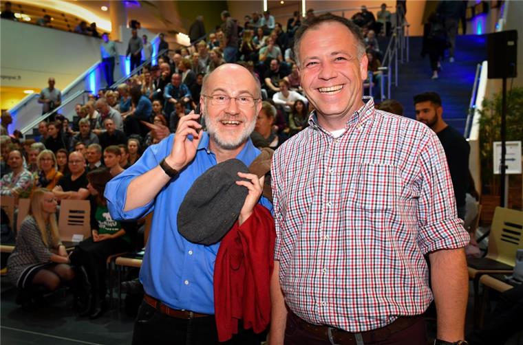 Wissenschaftsjournalist Prof. Dr. Harald Lesch (links) trifft beim Vortrag auf Einladung der Hochschule im Klimahaus seinen Bruder - denn Dieter Lesch lebt in Bremerhaven. Foto Scheschonka