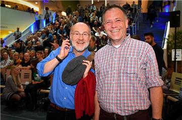 Wissenschaftsjournalist Prof. Dr. Harald Lesch (links) trifft beim Vortrag auf Einladung der Hochschule im Klimahaus seinen Bruder - denn Dieter Lesch lebt in Bremerhaven. Foto Scheschonka