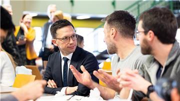 Wissenschaftsminister Falko Mohrs (links) suchte 2023 in der Hauptmensa des Studentenwerks Hannover den Austausch mit den Studierenden. (Archivbild)