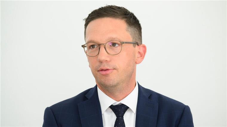 Landesregierung finanziert mehr Sprachkurse für Geflüchtete Wissenschaftsminister Falko Mohrs spricht bei einer Pressekonferenz in Hannover.