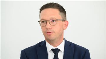 Wissenschaftsminister Falko Mohrs spricht bei einer Pressekonferenz in Hannover.