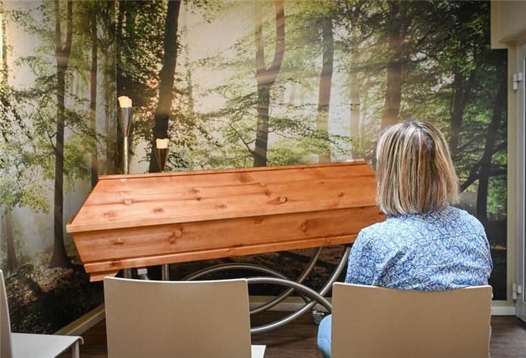 Witwenrente 2025: Wer jetzt mehr bekommt – und worauf man achten muss Frau sitzt vor Sarg