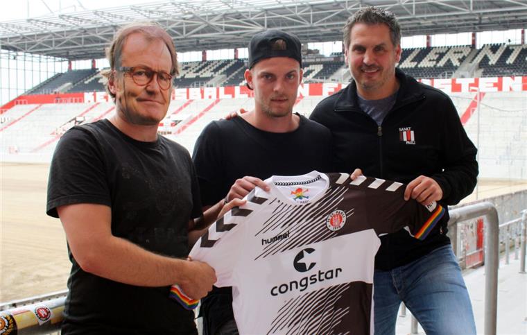 FC St. Pauli: Lienen-Double auf offiziellem Foto Witzig: Der FC St. Pauli setzt bei der offiziellen Vorstellung von Neuzugang Marvin Ducksch (Mitte) auf ein Ewald-Lienen-Double (links). Rechts ist St.-Pauli-Geschäftsführer Thomas Meggle zu erkennen.