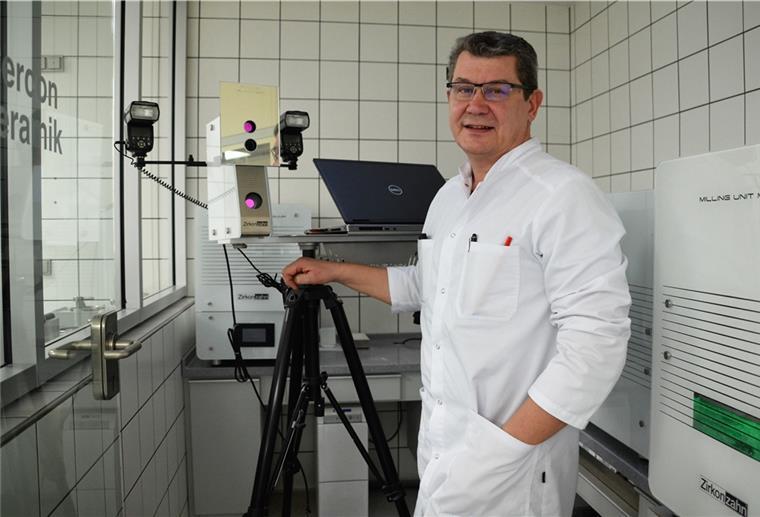 Immer ein BISSchen fortschrittlicher Wladimir Boos zeigt die digitale Kamera für den Gesichtsscan.