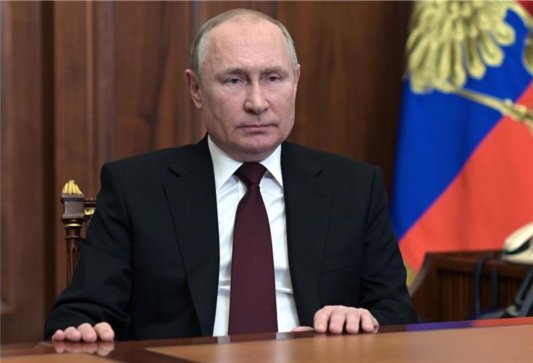 Putin erkennt „Volksrepubliken“ Donezk und Luhansk als unabhängig an Wladimir Putin, Präsident von Russland, spricht während einer Fernsehansprache.