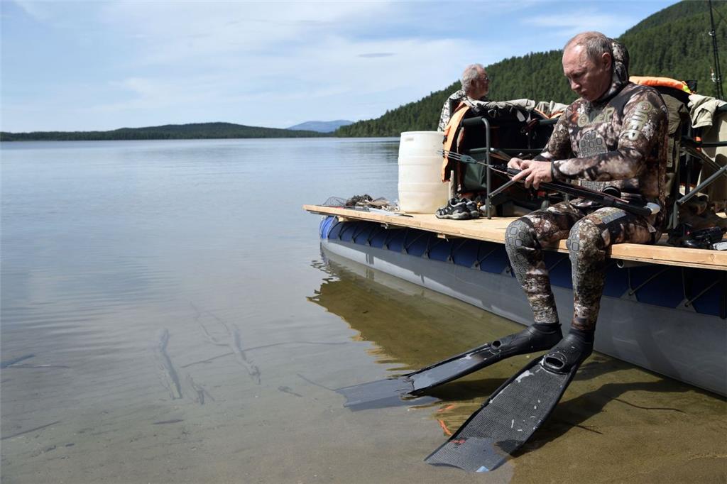 Wladimir Putin mit Taucheranzug und Harpune.