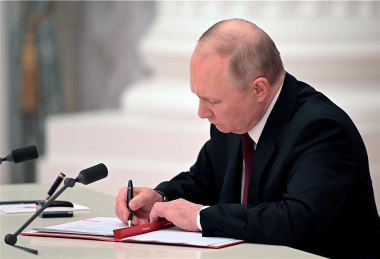 Russland befiehlt Entsendung von Truppen in die Ostukraine Wladimir Putin, Präsident von Russland, unterzeichnet ein Dokument zur Anerkennung der Unabhängigkeit der Separatistengebiete in der Ostukraine.
