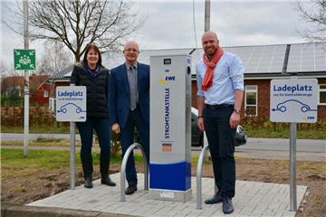 Wo derzeit noch Patricia Lück und Tönjes Itgen (Mitte, beide EWE) und Nils Kuiper (Geschäftsführer Kemner) stehen, sollen schon ab Sonnabend bis zu zwei Elektrofahrzeuge gleichzeitig neue Energie tanken können, während ihre Besitzer auf Shoppingtour sind.