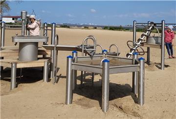 Wo einst das Lehrschwimmbecken am Strand seinen Platz hatte, hat die Stadt nun ein Wasserspiel für Kinder aufstellen lassen. Es kommt bei den Kleinen gut an.