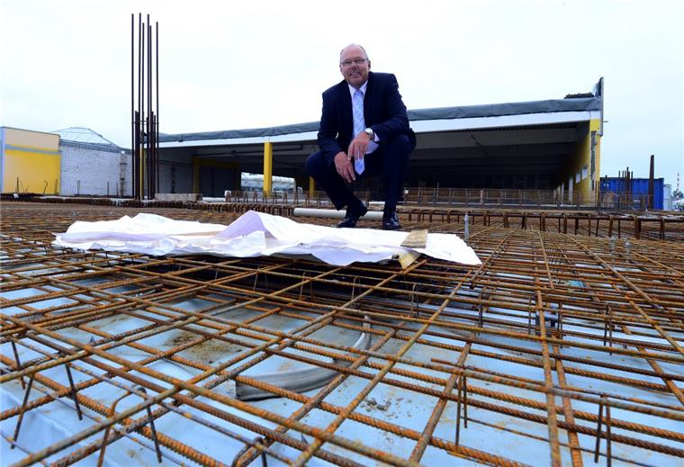 Autohaus verbaut acht Millionen Euro an der Stresemannstraße Wo einst der Baumarkt Max Bahr stand und jetzt Schmidt+Koch-Geschäftsführer Günter Reinecke hockt, parken künftig Neuwagen.