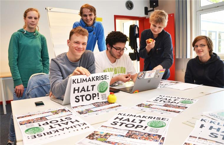 "Fridays for Future" in Bremerhaven: Jugendliche planen Demo für den 24. Mai Wo genau soll die Demonstration lang gehen? Friederike Palme, Phil Hempel, Jonas Ehlers, Marcelo Mirassol, Peer Schierer und Kolya Strauss Suhr (von links) haben im Haus der Jugend derzeit noch viel zu planen. Die Gruppe ist auch in sozialen Netzwerken wie Instagram aktiv (fff.bremerhaven) und betreibt bei Whatsapp einen Chat zum Thema.