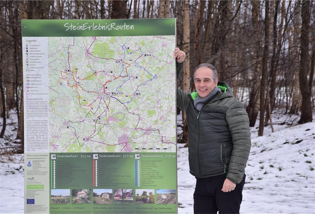 Projekte für die Zukunft der Dorfregion Selsingen Wo im Grunde alles als überörtliches Pilotprojekt begann: Landschaftsarchitekt Andreas Ackermann am Startpunkt zu den drei Steinerlebnisrouten in Selsingen.