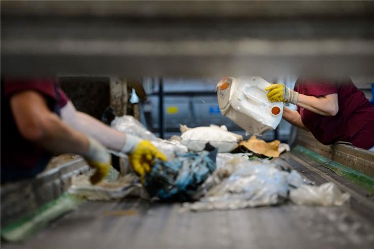 Plastikmüll wird auch in der Wesermarsch zunehmend zu Problem Wo landet der Plastikmüll aus der Wesermarsch? Den Inhalt der Gelben Säcke bringt die Firma Nehlsen zu sogenannten Sortieranlagen. Dort wird alles nach Kunststoff- und Metallverpackungen sowie nach Verbundstoffen getrennt. Kaputtes Plastikspielzeug oder ausrangierte Kunststoffeimer gehören hingegen in den Restmüll.