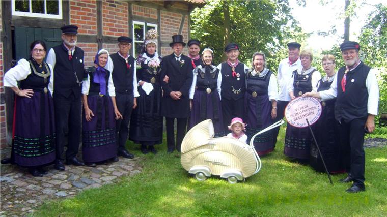 Für Selsinger Heimatfreunde ist die Tracht mehr als Kleidung Wo sie in Tracht auftreten, ernten sie Beifall: Die Selsinger Trachtenfreunde.