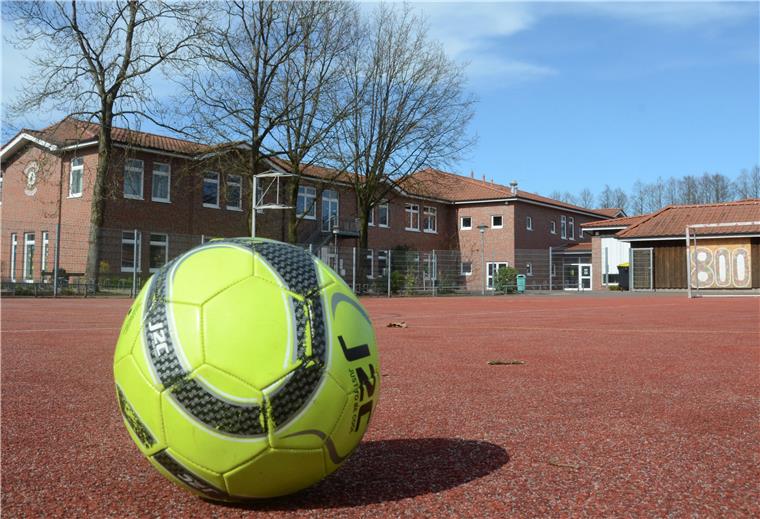 Ungewohnte Ruhe auf dem Selsinger Schulhof Wo sonst Trubel herrscht in den Pausen, liegt einsam ein Ball auf dem Schulhof. In der Selsinger Grundschule gibt es derzeit nur eine Notbetreuung.