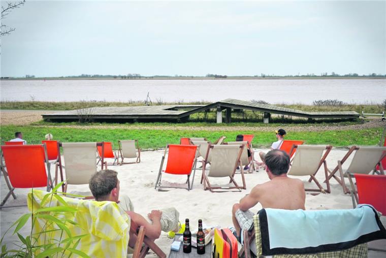 Investoren planen Strand-Bar am Nordenhamer Weserstrand Wo zurzeit noch ein in die Jahre gekommenes Holzdeck steht, könnte demnächst eine Strand-Bar mit Blick auf die Weser errichtet werden.