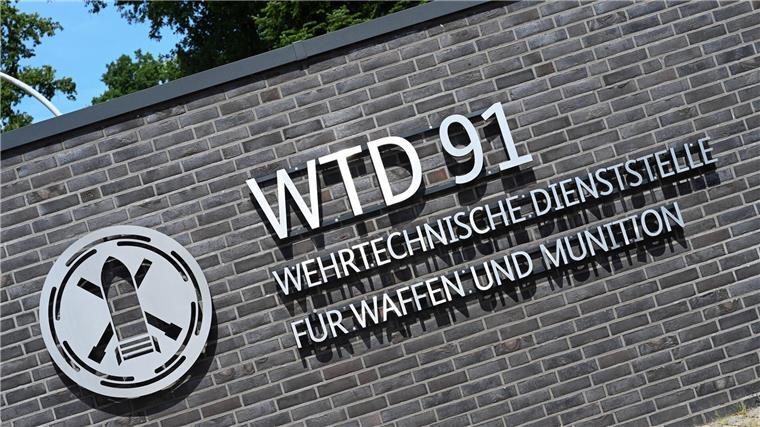 Kein Strafverfahren wegen Moorbrand im Emsland Wochenlang brannte im Spätsommer das Moor auf dem Gelände der Wehrtechnischen Dienststelle 91 in Meppen - einen Prozess gegen Verantwortliche der Bundeswehr wird es nicht mehr geben. (Archivbild)
