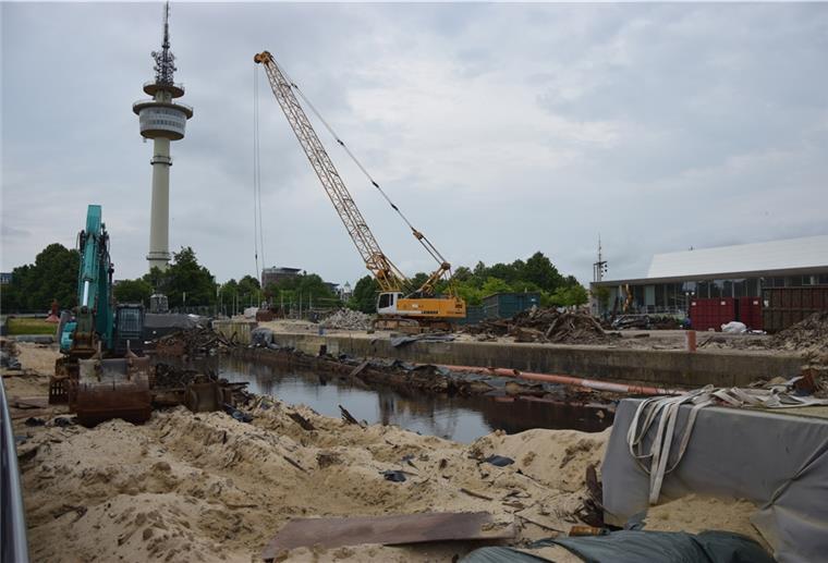 Wochenlang passierte am „Seute Deern“-Abwrackplatz am Alten Hafen nichts mehr. Doch jetzt tut sich etwas.