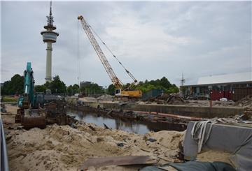 Wochenlang passierte am „Seute Deern“-Abwrackplatz am Alten Hafen nichts mehr. Doch jetzt tut sich etwas.