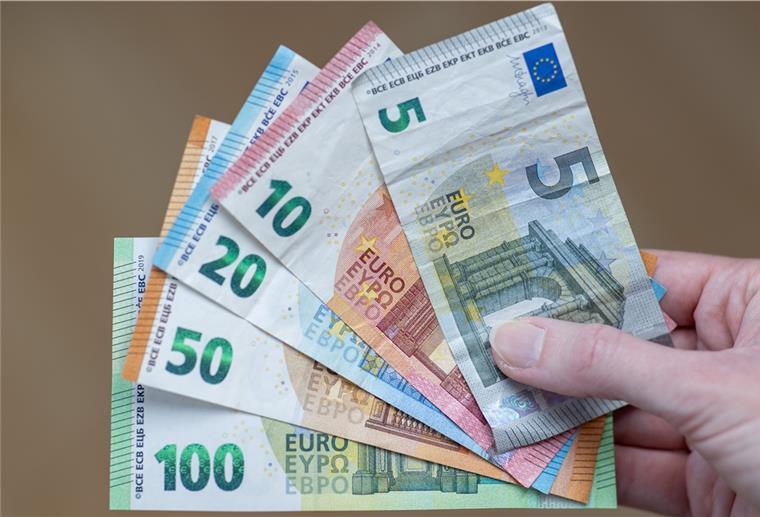 Fünf Geldscheine in einer Hand.