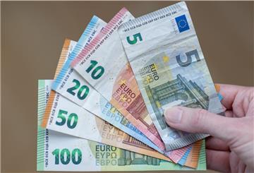 Fünf Geldscheine in einer Hand.