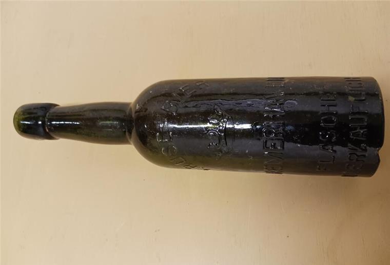 Diese Bierflasche mit Bremerhaven-Schriftzug gibt Rätsel auf Woher stammt diese Bierflasche? Und wer könnte das wissen? Meldet euch bei uns!