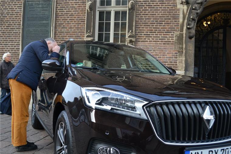 Bremerhaven verliert Kampf um Borgward Das hat nicht geklappt. Wohin gehen sie denn? Nach Bremen, nicht nach Bremerhaven. Die Seestadt hat den Wettlauf um Borgward verloren.