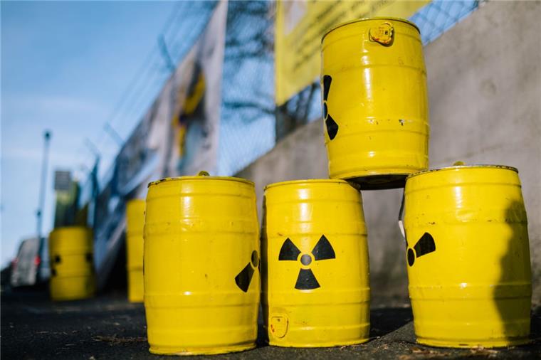 Atommüll-Lager im Kreis Rotenburg? Bürger fordern Transparenz Wohin mit dem Atommüll? Diese Frage ist nach wie vor ungeklärt. Der Bund sucht derzeit nach möglichen Endlagerstätten. Nach Ansicht der Organisation "ausgestrahlt" könnte auch der Salzstock bei Taaken in den Blick geraten.