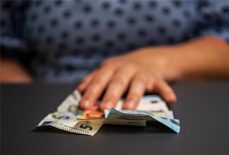 Eine Frau hält Geld in der Hand. Wohngeld hilft vielen Menschen mit kleiner Rente oder niedrigem Lohn. Werbungskosten können den Zuschuss deutlich erhöhen – wenn sie korrekt angegeben werden.

