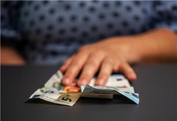 Eine Frau hält Geld in der Hand. Wohngeld hilft vielen Menschen mit kleiner Rente oder niedrigem Lohn. Werbungskosten können den Zuschuss deutlich erhöhen – wenn sie korrekt angegeben werden.

